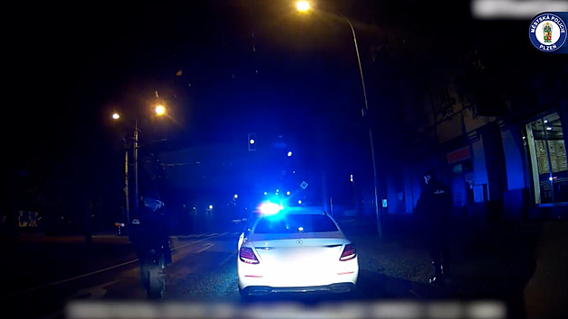 Opilý mladík machroval před děvčaty, z centra Plzně si udělal závodiště