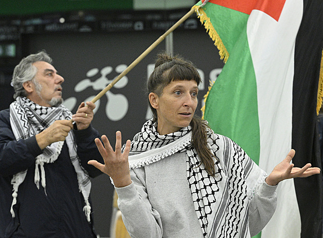 Češka z flotily pro Gazu je zpátky v Praze. Bylo to divadlo, říká Lipavský