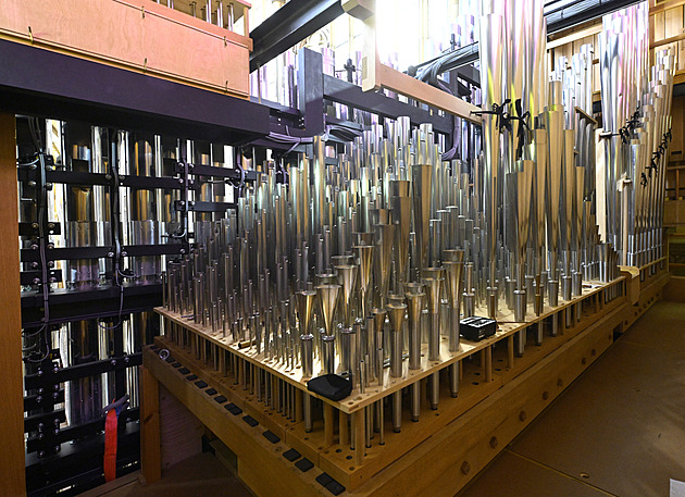 V katedrále svatého Víta už znějí nové varhany, ladiči pracují až do půlnoci