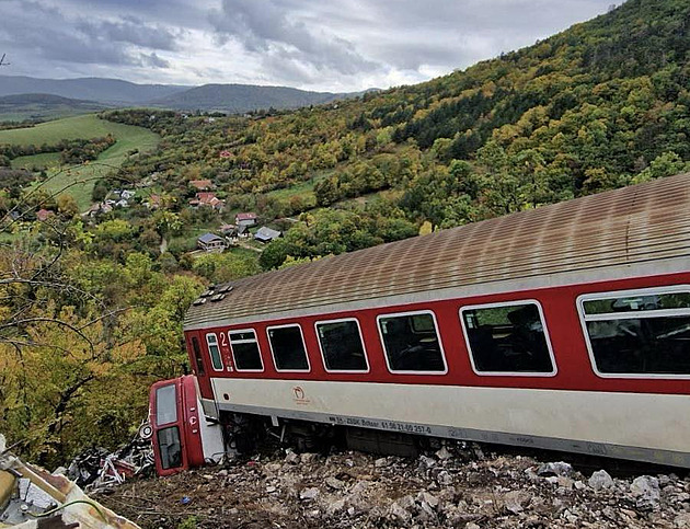 Na východním Slovensku se srazily dva rychlíky. Na místě jsou desítky zraněných
