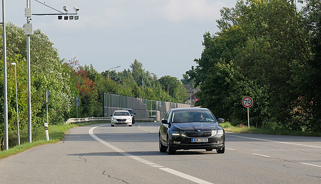 Řidiče na frekventované silnici ze Žďáru do Pardubic začal hlídat nový radar