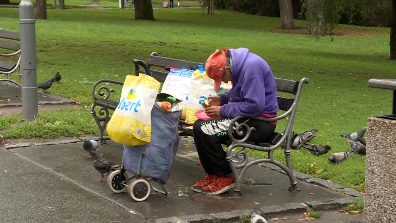 Mladík mlátil a okrádal spící bezdomovce. Hrozí mu deset let vězení