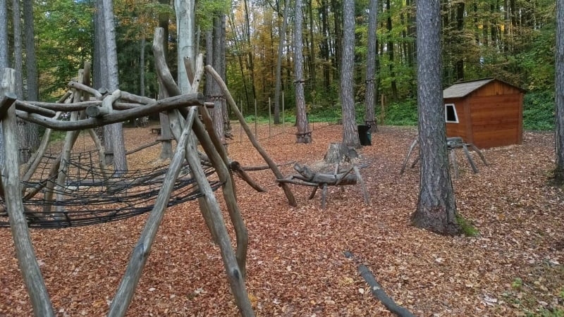 Past na děti v Šumperku: Pachatel na hřišti rozmísťuje hřebíky a vruty. Chlapec si roztrhl nohu