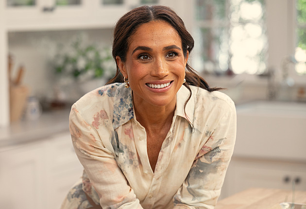 Meghan hněte těsto ve špercích za miliony. Její kulinářská show je spíš o módě
