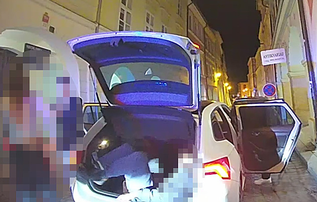 Nevešli se do auta, tak si střihli, kdo pojede v kufru. Partu vyhmátli strážníci