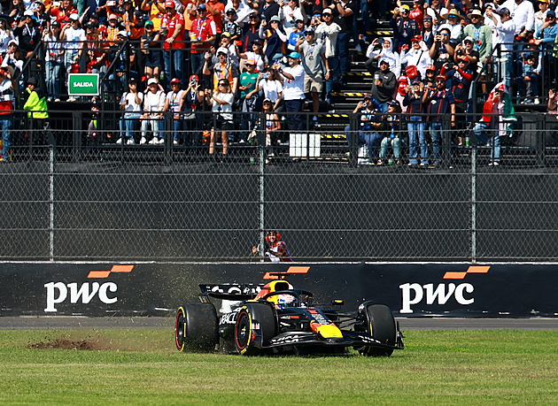 Nedává to smysl! Proč Hamilton v Mexiku běsnil a Verstappen vyvázl bez trestu?