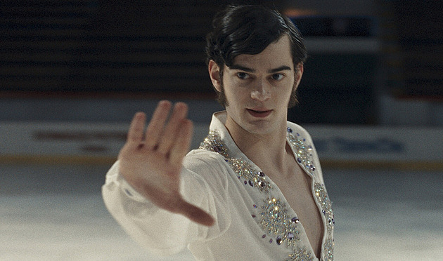 RECENZE: Nepela, který váhá, ale neriskuje. Film o krasobruslaři zvedá Trojanův výkon