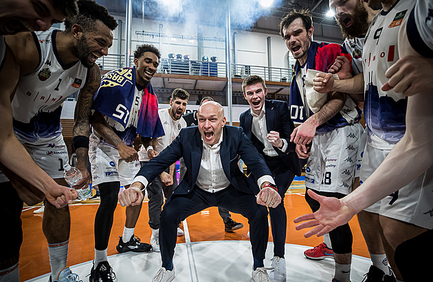 Aíto mentorem, Pavlík a Camps asistenty. Bartoň přivedl parťáky k reprezentaci