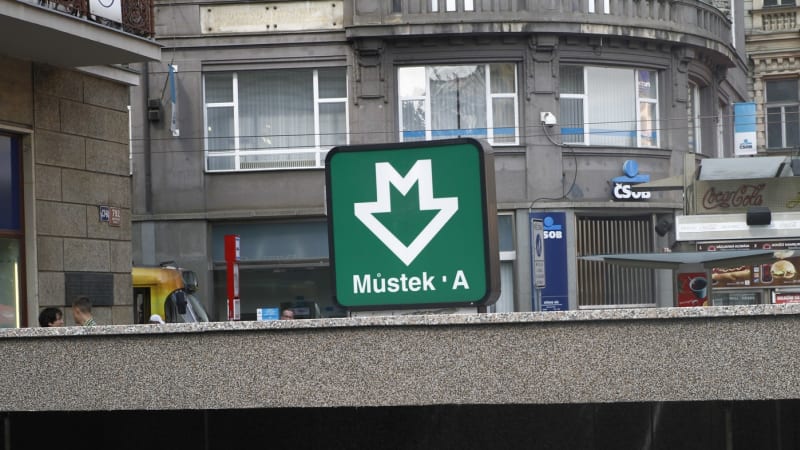 Alkoholový střet v metru: Kumpáni hledaného muže napadli strážníky, skončili na záchytce