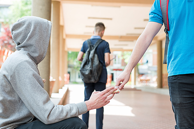 Dealeři jsou i mezi dětmi. Potíží s drogami přibývá, ředitelé škol volají o pomoc