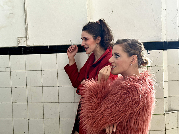 GLOSA: Těžký úděl herce a ještě těžší úděl lehkých děv lze poznat Ve Smečkách