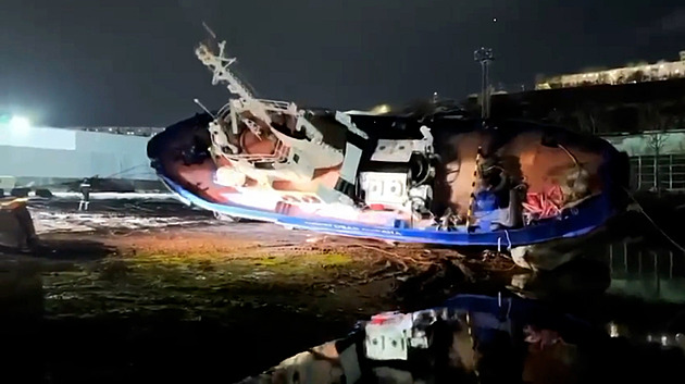 VIDEO: Loď ruské pobřežní stráže se v doku převrátila i s posádkou