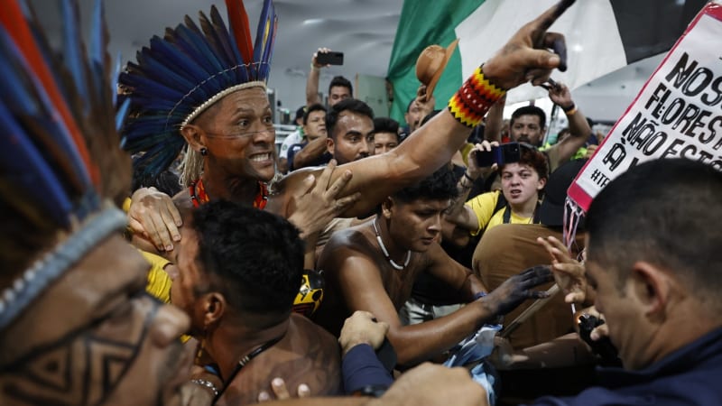 Domorodci narušili konferenci v Brazílii: Bojovali s ochrankou a odmítali peníze