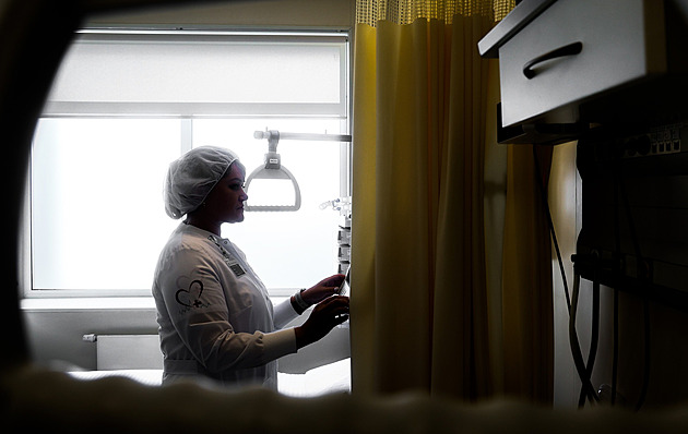 V moskevské klinice svazovali mladou pacientku tak dlouho, až přišla o ruce