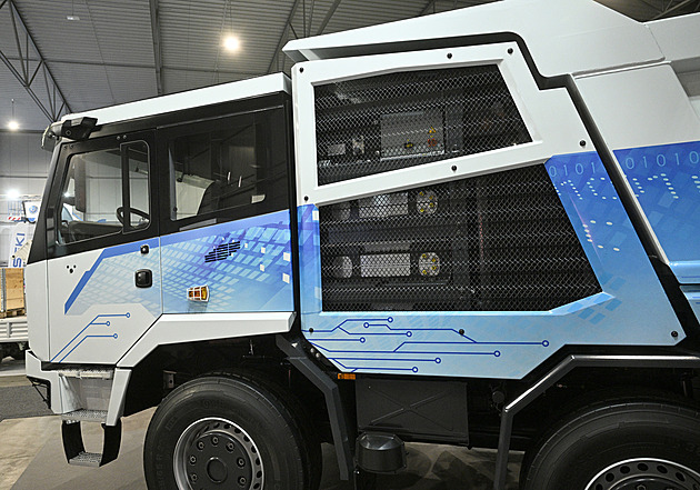 Přijíždí další tichá Tatra. Zní jako elektrický zubní kartáček