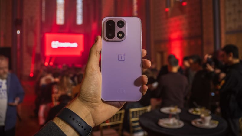 RECENZE: Obrovská baterie pro spoustu zábavy. Do Česka dorazil OnePlus 15 s velkou výdrží