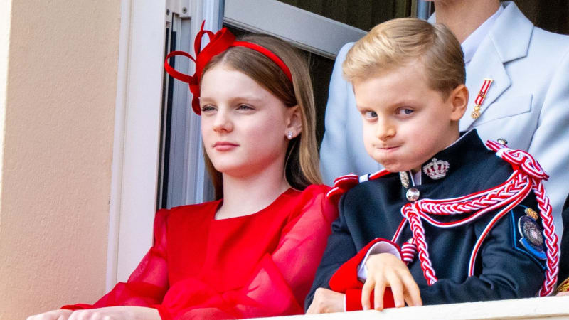 Znuděný monacký princ bavil svými grimasami při přehlídce. Pozadu nezůstala ani jeho sestra