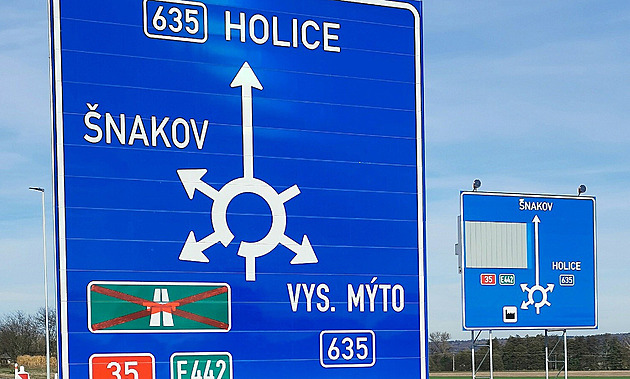 Rovně na Hradec? Ne, na Šnakov. Dopravní značení se u Vysokého Mýta nepovedlo