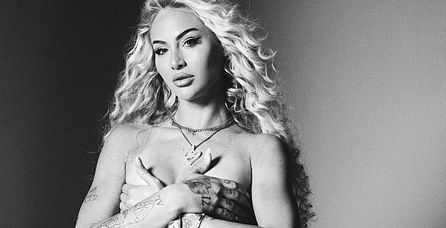 Fotbalistka Alisha Lehmannová pózuje nahoře bez, fotkami pobláznila fanoušky