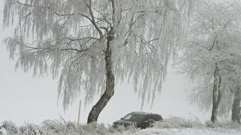 VÝSTRAHA před ledovkou pro celé Česko. Víkend přinese oblačnost a mrznoucí déšť