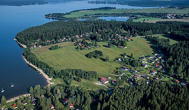 Domy s apartmány nerespektují krajinný ráz. Developer s projektem u Lipna narazil