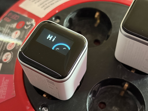 Pozná váš mobil a usměje se. Přitom je to jen nabíječka