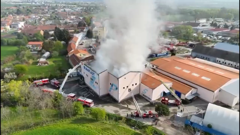 Třetí stupeň poplachu v Brně: Hoří sklad s plasty, škoda jde do desítek milionů