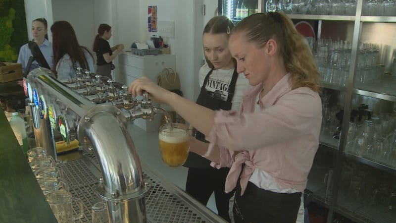 Smažák s polévkou za 70 korun. Restaurace láká na retro ceny, má to ale drobný háček