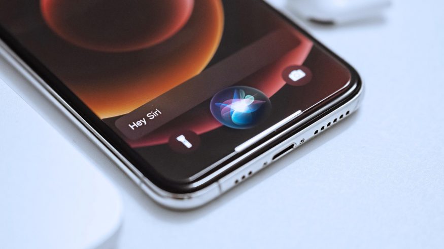 Siri ve střetu AI zájmů: OpenAI se nelíbí spolupráce s Applem a chystá se na právní bitvu