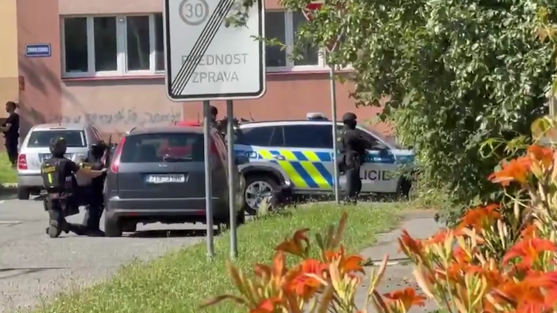 Střelba na sídlišti v Ostravě: Žena bojuje o život. Útočník se zabarikádoval, zasahuje policie