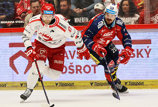 Duel Komety a Třince skončil předčasně, Kovařčík zamířil do nemocnice