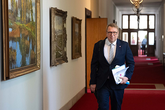 Vláda rozhoduje o zvýšení minimální mzdy, jednat má i o cenách pohonných hmot