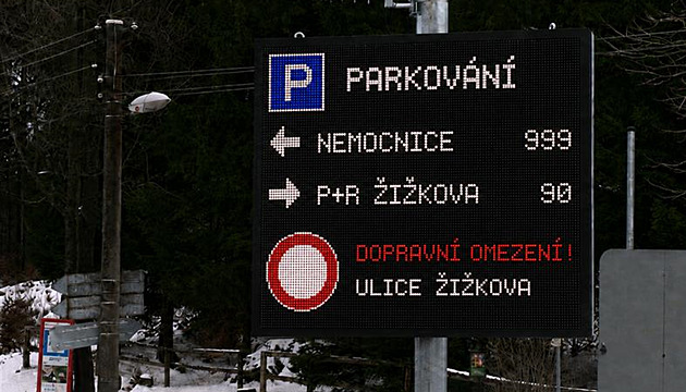 Kraj ulehčí řidičům parkování u nemocnice v Jihlavě, nová tabule ukáže volná místa