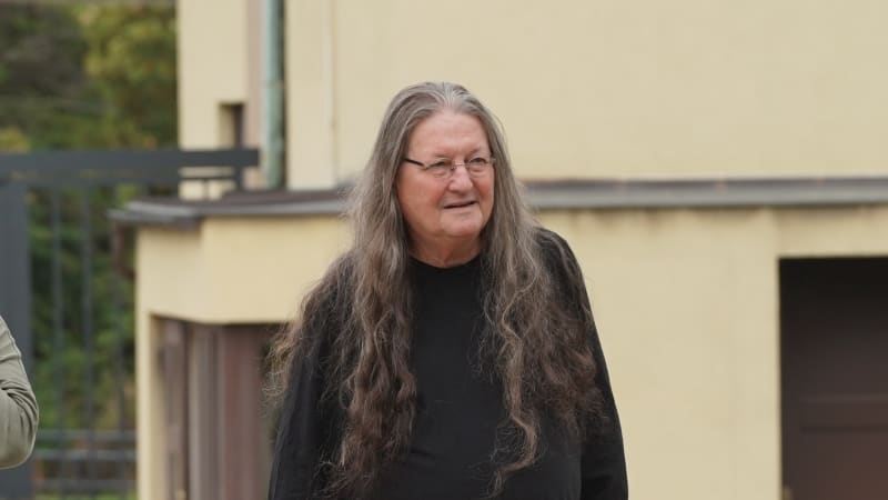 Blízcí se naposledy loučí s Tesaříkem. Dorazili Hlas, Rottrová i Hejma
