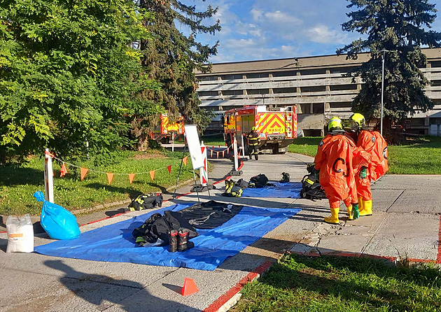 Ve skladu nemocnice v Ivančicích se rozlila žíravina, jeden člověk je zraněný
