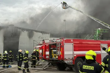 V Rynholci na Rakovnicku hoří hala, škoda bude až 400 milionů korun