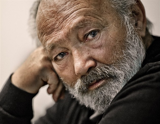 Cítím se na dvacet, vypadám na třicet a je mi osmdesát, vtipkuje Rudolf Hrušínský