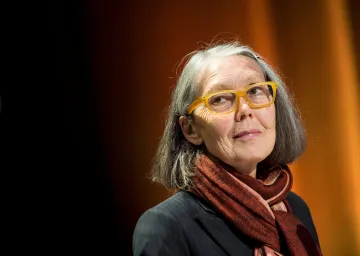 Nobelovu cenu za literaturu obdržela kanadská básnířka Anne Carsonová