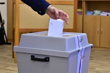 Lidé rozhodují o složení zastupitelstev obcí a Senátu. Vrcholní politici už odvolili