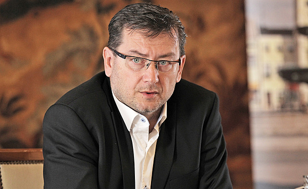 Primátor Wolf vítězí v Karviné na celé čáře, fotbalové korupční aféře navzdory