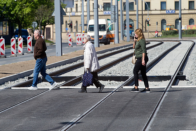 Tramvaje do Skvrňan znovu nahradí autobusy, nové kolejiště osázejí rostlinami