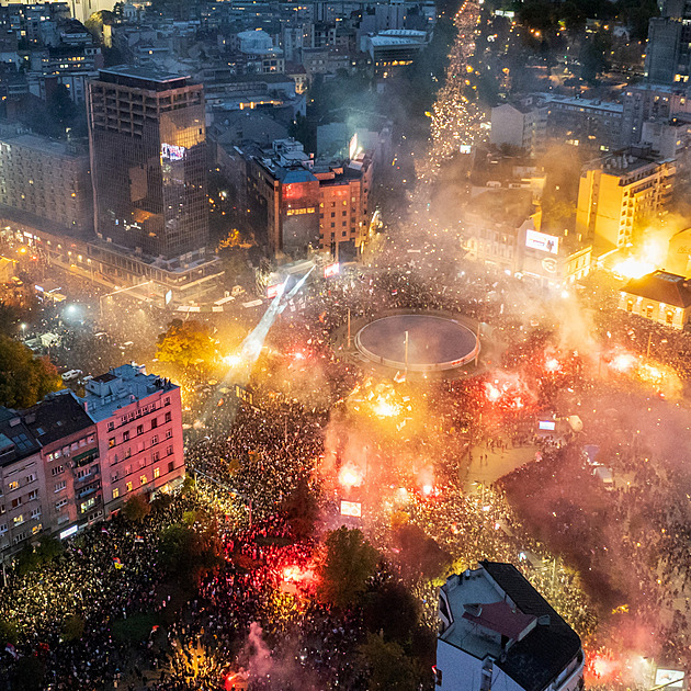 Studenti vs. Vučić. Srbsko míří k volbám, do ulic vyšly statisíce lidí