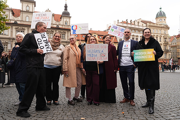 Řídí se Orbánovou příručkou, zní z opozice. Před Sněmovnou demonstrují stovky lidí