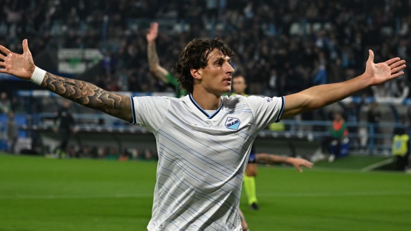 Mussoliniho pravnuk poprvé skóroval v lize. Pravačku měl v ofsajdu, vtipkují fanoušci